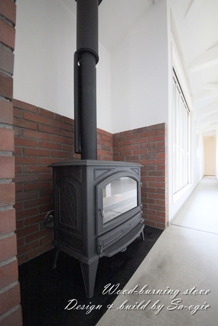 炭の床と薪ストーブ