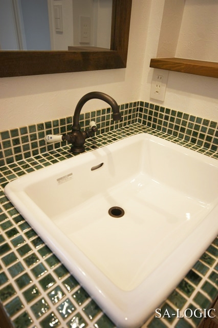 緑色モザイクタイルの洗面台