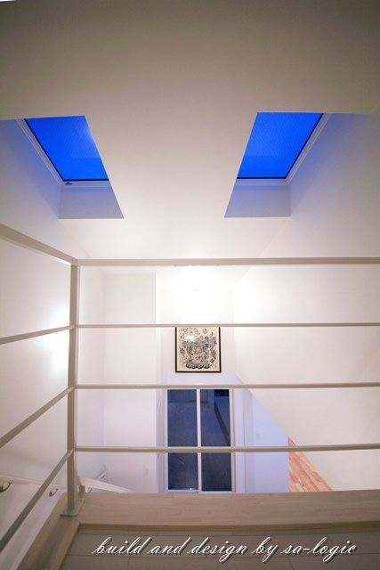 白い鉄骨階段手すり